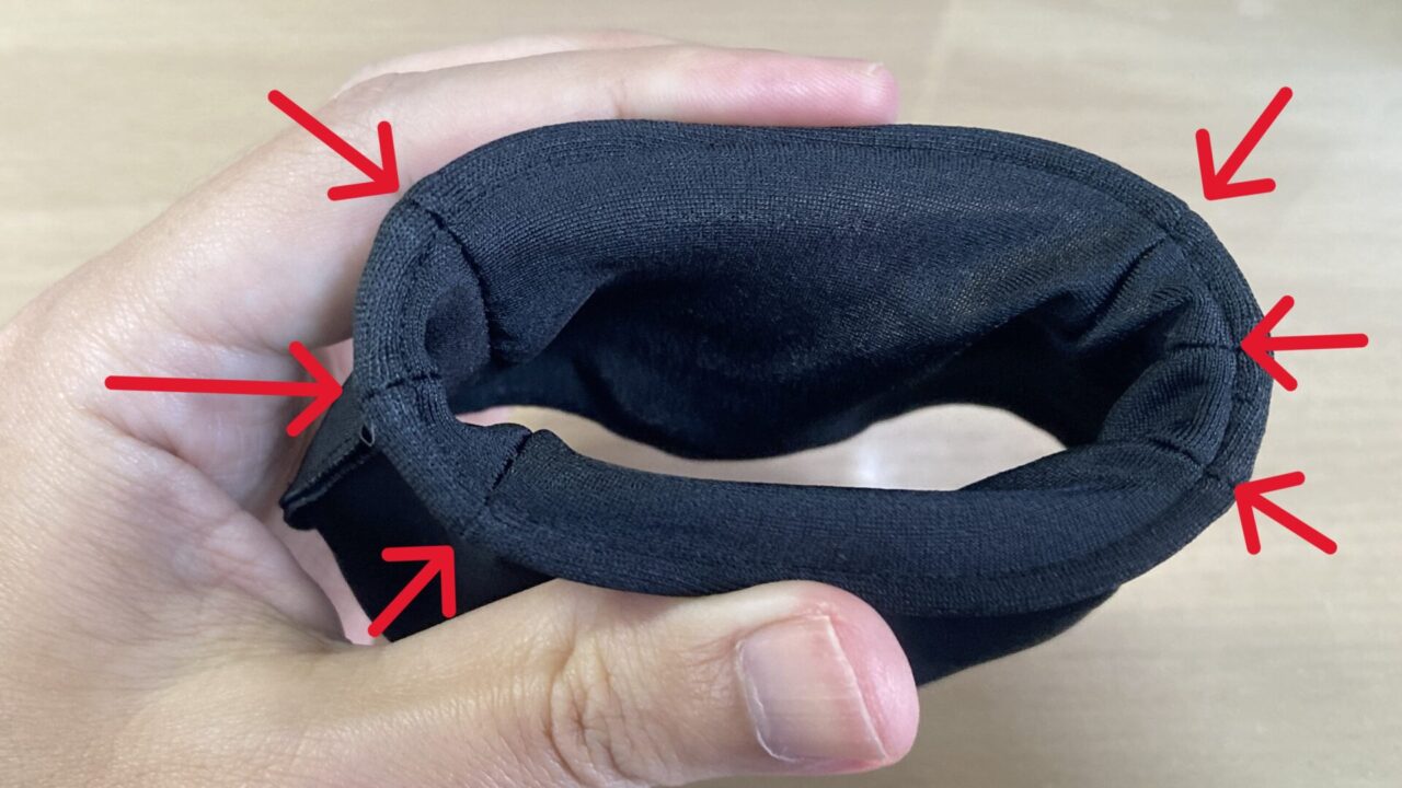 3箇所の縫い目が集中している方向が、ハウジングの上方向または下方向になる。ヘッドホンを身に着けた時にオレンジのタグが右耳の後頭部側にくるように、EarProfitの方向を決定する。