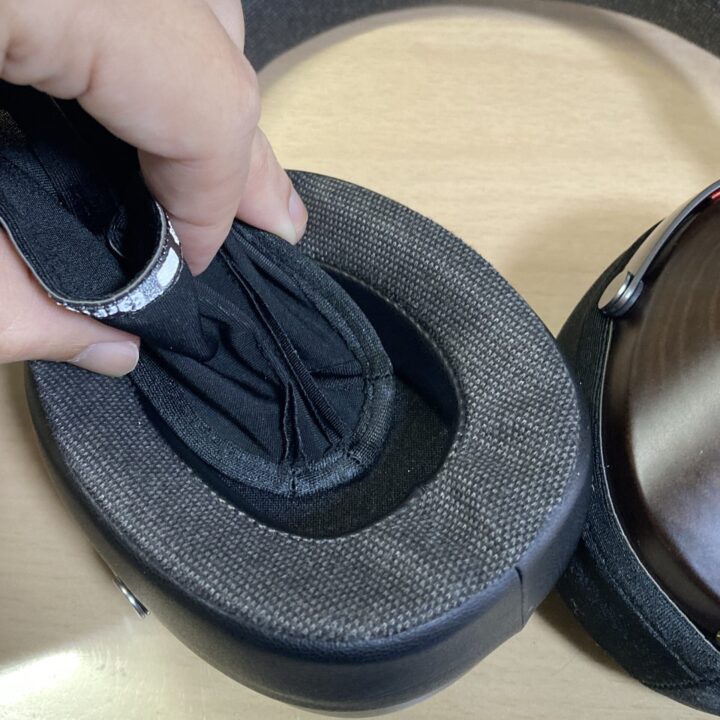 ヘッドホンの上下とEarProfitの向きを合わせるために、縫い目のある部分から先に差し込んでいった。ヘッドホン本体とイヤーパッドの隙間に芯材が挟まって固定される。