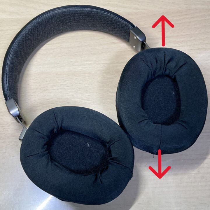 装着作業の完了形はこんな感じ。イヤーパッドの上下方向とEarProfitの上下方向を合わせるように装着する。