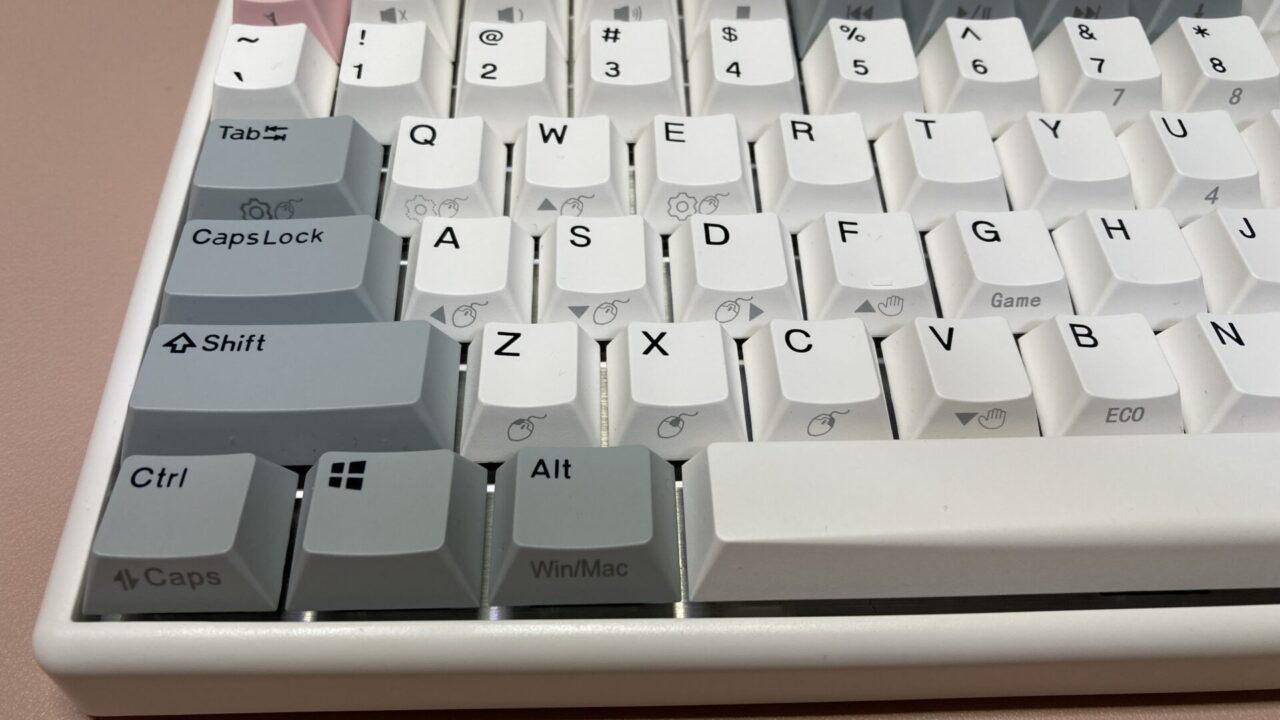 Fnと組み合わせてマウス操作ができる。WASDでカーソル移動。FVはホイール回転。ZXCは左右とホイールのクリック。TAB、Q、EはFnを使ったマウス操作の感度調整。