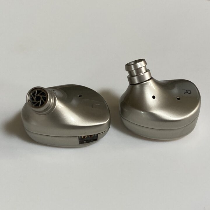 Sivga Queの金属筐体。2Pin差込口は凹んでいる。