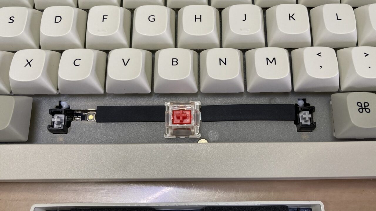 Keychron V1 Maxのスペースキーを外したところ。