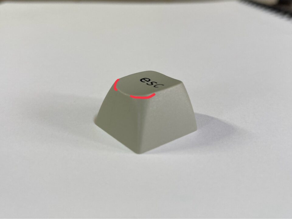 トップの面積がややせまく、突出している赤線部分に指が触れやすい。