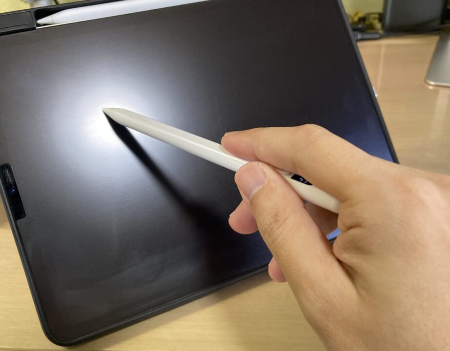 iPad用スタイラスペンの持ち方によっては、タッチ操作で電源ON,OFF出来るのは不便になる