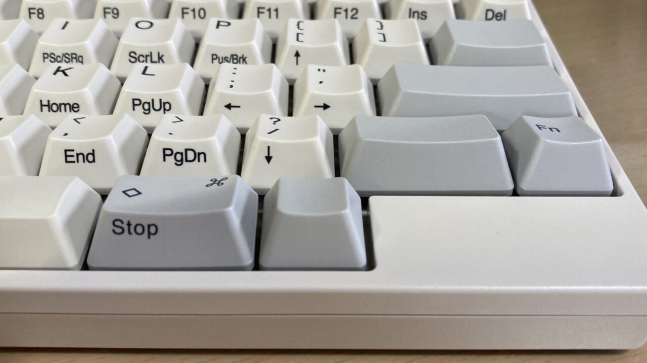 HHKB Professional HYBRID Type-Sの場合は、キーキャップの下端は筐体に埋もれるように装着されるので、キープラーで傷がついても目に入りにくい。