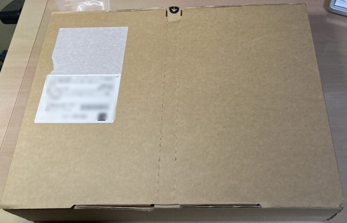 整備済製品のMacBookが入っている段ボール。真ん中を縦に引っ張って開ける様になっている。