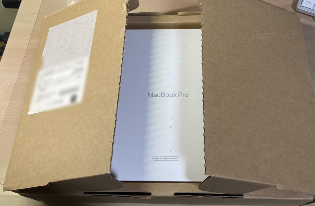 整備済製品のMacBookが入っている段ボールを開ける。