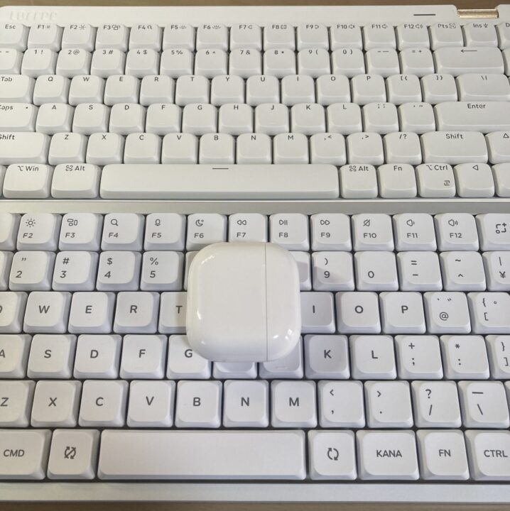 NuPhy Air75 V3とLofree Flow LiteとAirPods4のケースの色比較