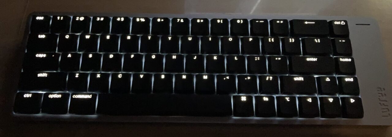 Lofree Flow2の暗所でのバックライトの見え方。