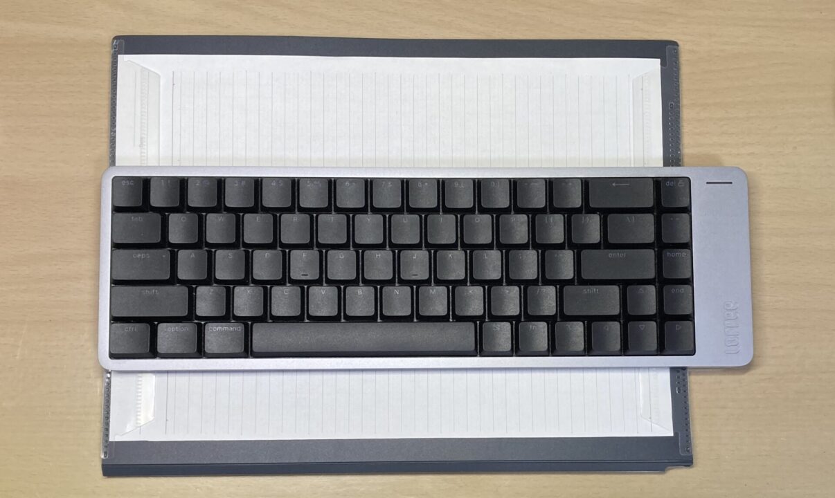 Lofree Flow2とA4用紙とA4ファオルダの比較