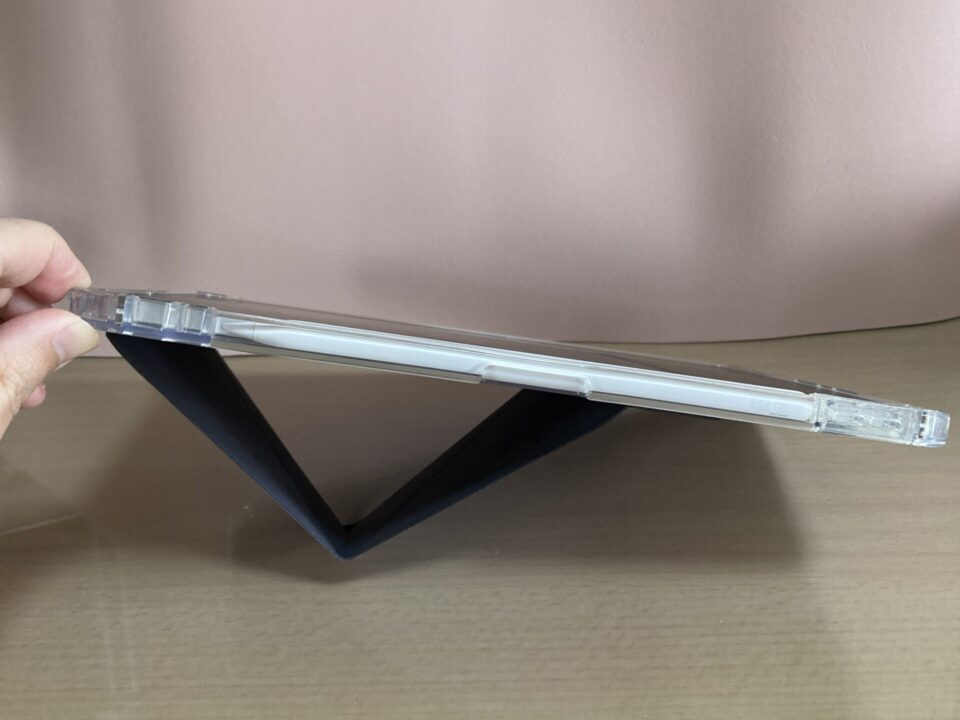 MOFT Xは横置きは倒れる