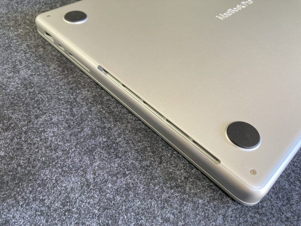 Apple認定整備済製品MacBook Proの通気口
